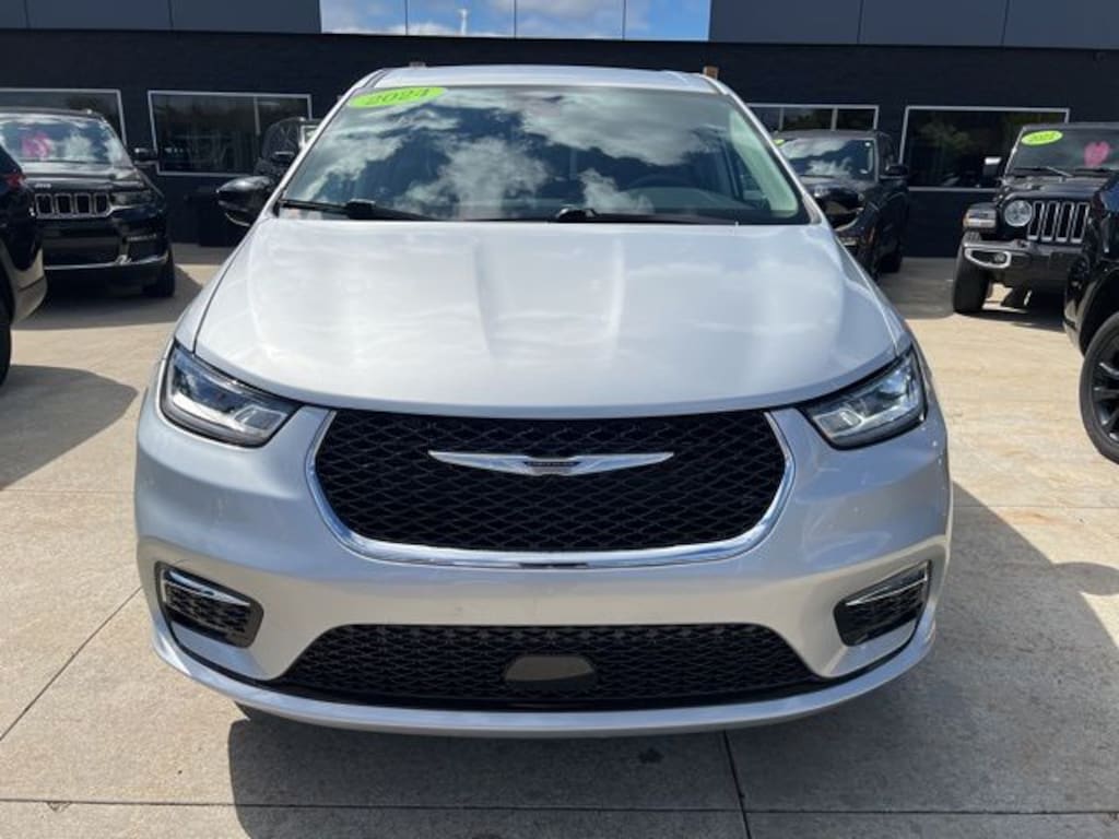 Used 2024 Chrysler Pacifica Touring L Van Passenger Van