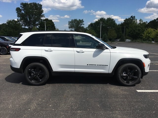 2025 Jeep Grand Cherokee Limited photo 2
