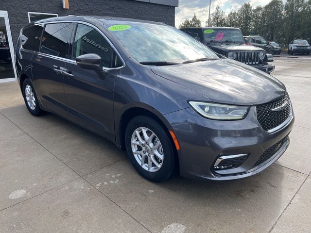 2023 Chrysler Pacifica Touring L's photo