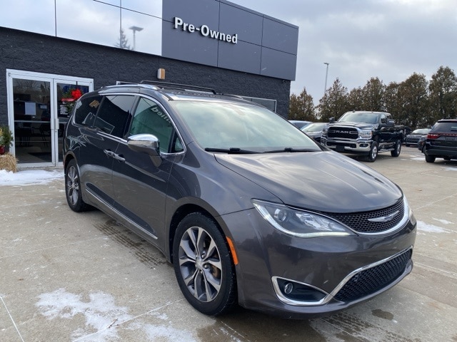 2017 Chrysler Pacifica Limited's photo