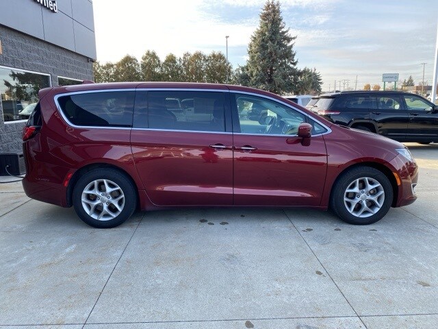 2018 Chrysler Pacifica Touring Plus photo 2