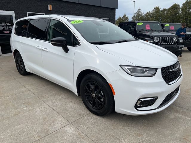 2024 Chrysler Pacifica Touring L's photo