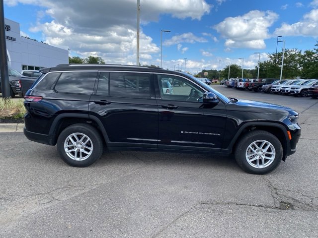 2023 Jeep Grand Cherokee Laredo photo 2