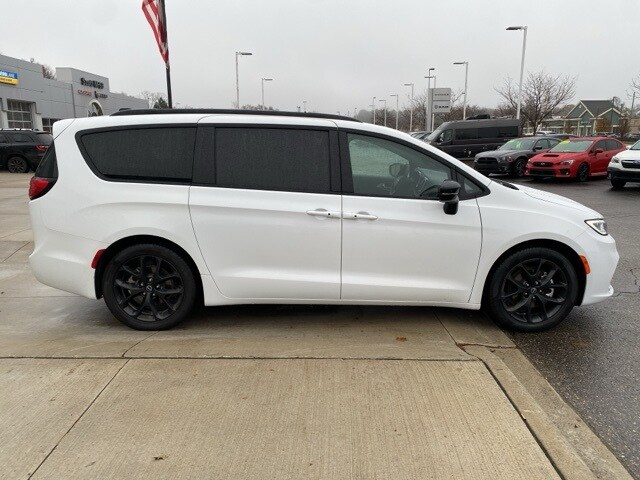 2025 Chrysler Pacifica Limited photo 2