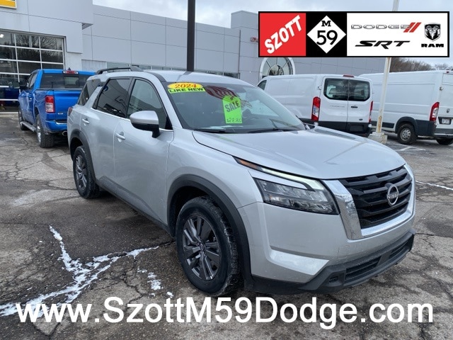 2024 Nissan Pathfinder SV's photo