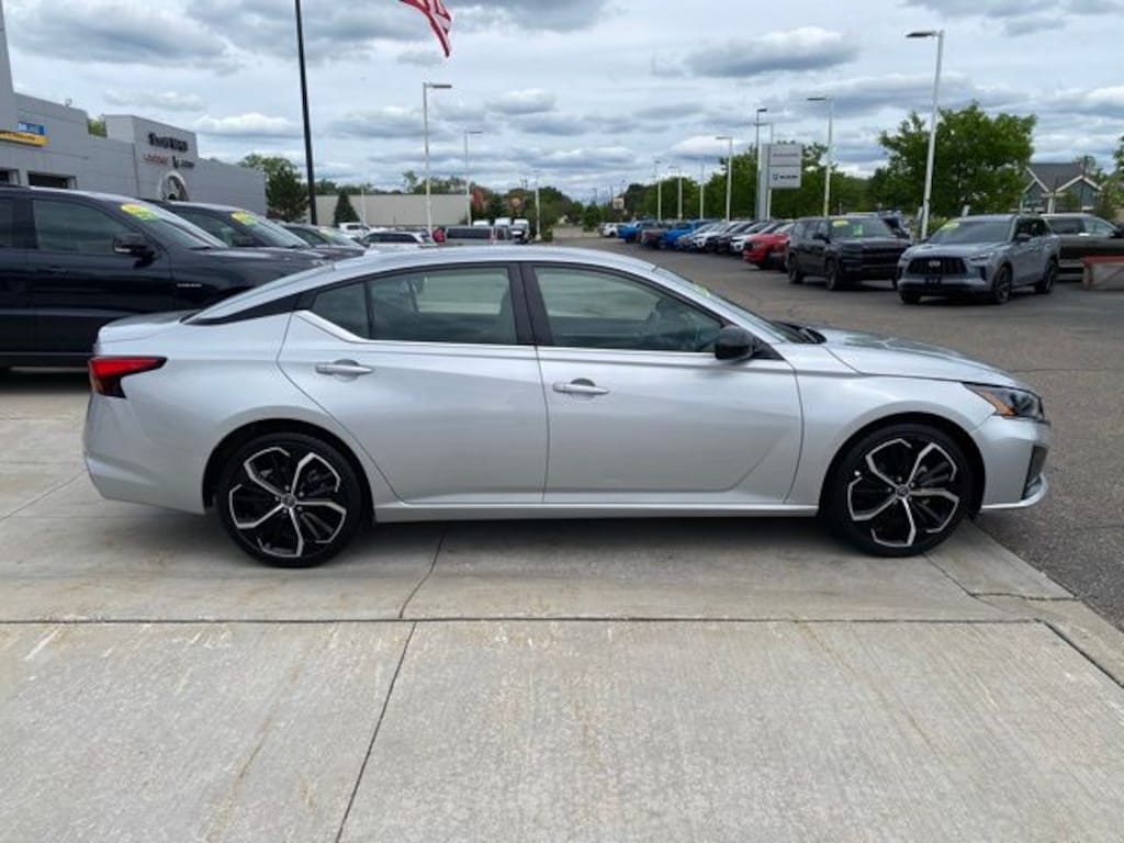 Used 2024 Nissan Altima Sedan