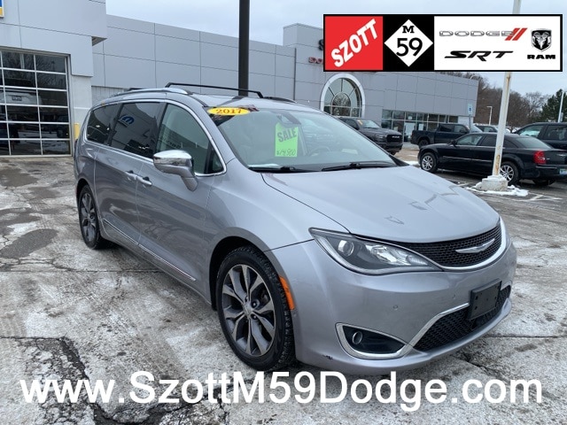 2017 Chrysler Pacifica Limited's photo