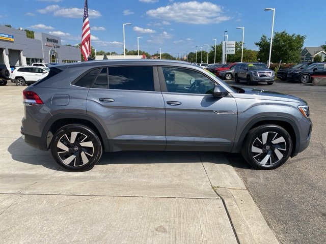 2024 Volkswagen Atlas Cross Sport SE Technology photo 2