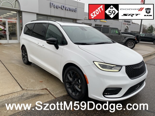 2025 Chrysler Pacifica Limited's photo