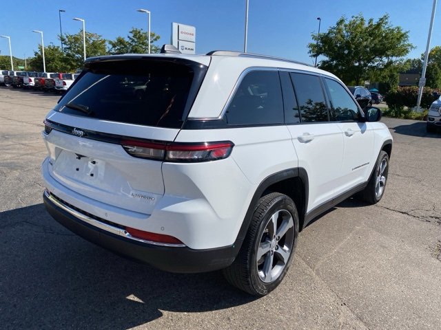 2023 Jeep Grand Cherokee Laredo photo 3