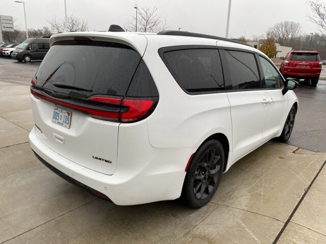 2025 Chrysler Pacifica Limited photo 3