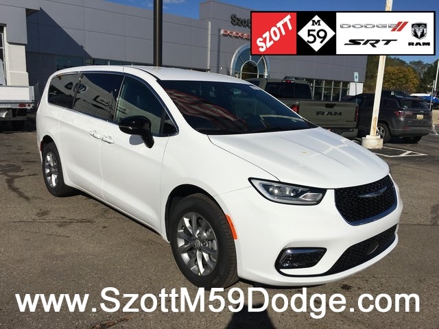 2026 Chrysler Pacifica Select's photo