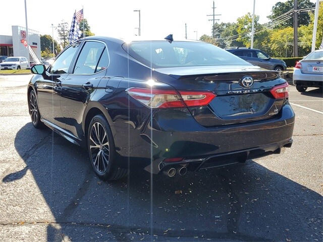 2020 Toyota Camry Hybrid SE photo 3