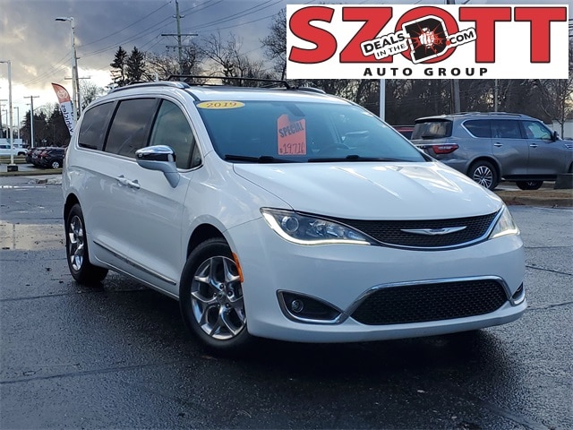 2019 Chrysler Pacifica Limited's photo