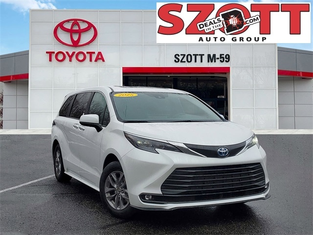 2025 Toyota Sienna XLE's photo