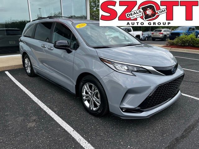2023 Toyota Sienna XSE 7-Passenger Hybrid AWD's photo