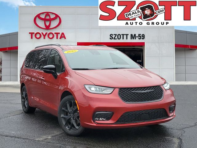 2025 Chrysler Pacifica Limited's photo