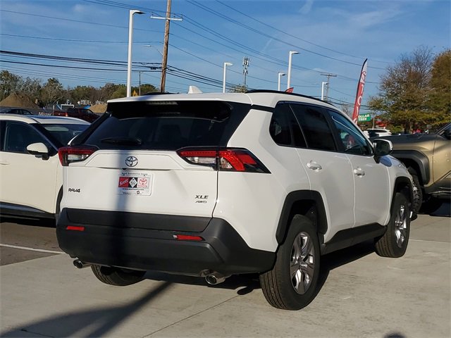 2025 Toyota RAV4 XLE photo 4