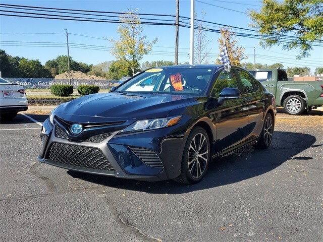 2020 Toyota Camry Hybrid SE photo 2