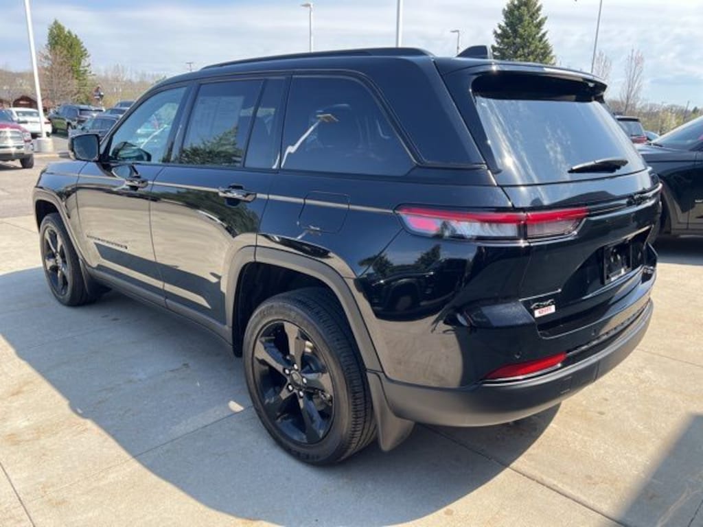 Certified 2025 Jeep Grand Cherokee Laredo SUV