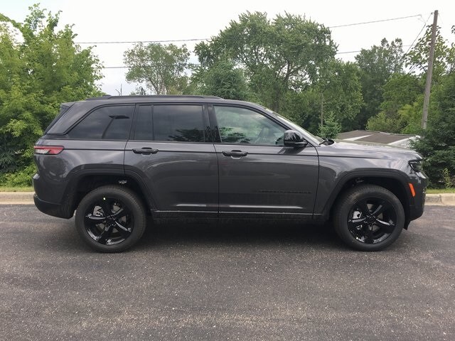 2025 Jeep Grand Cherokee Limited photo 2