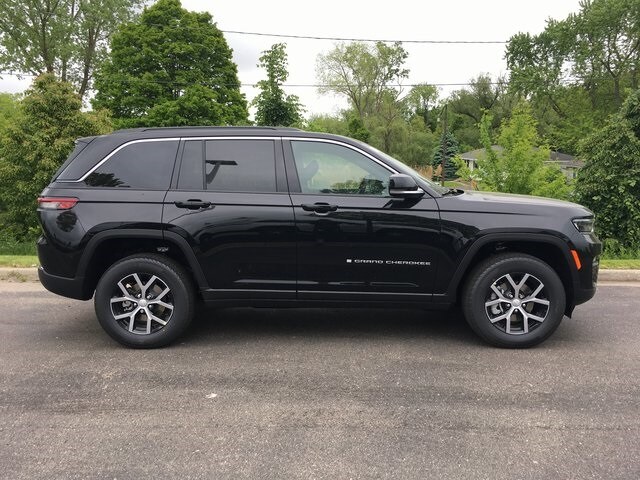 2025 Jeep Grand Cherokee Limited photo 2