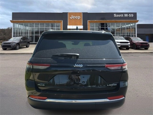 2023 Jeep Grand Cherokee Laredo photo 4