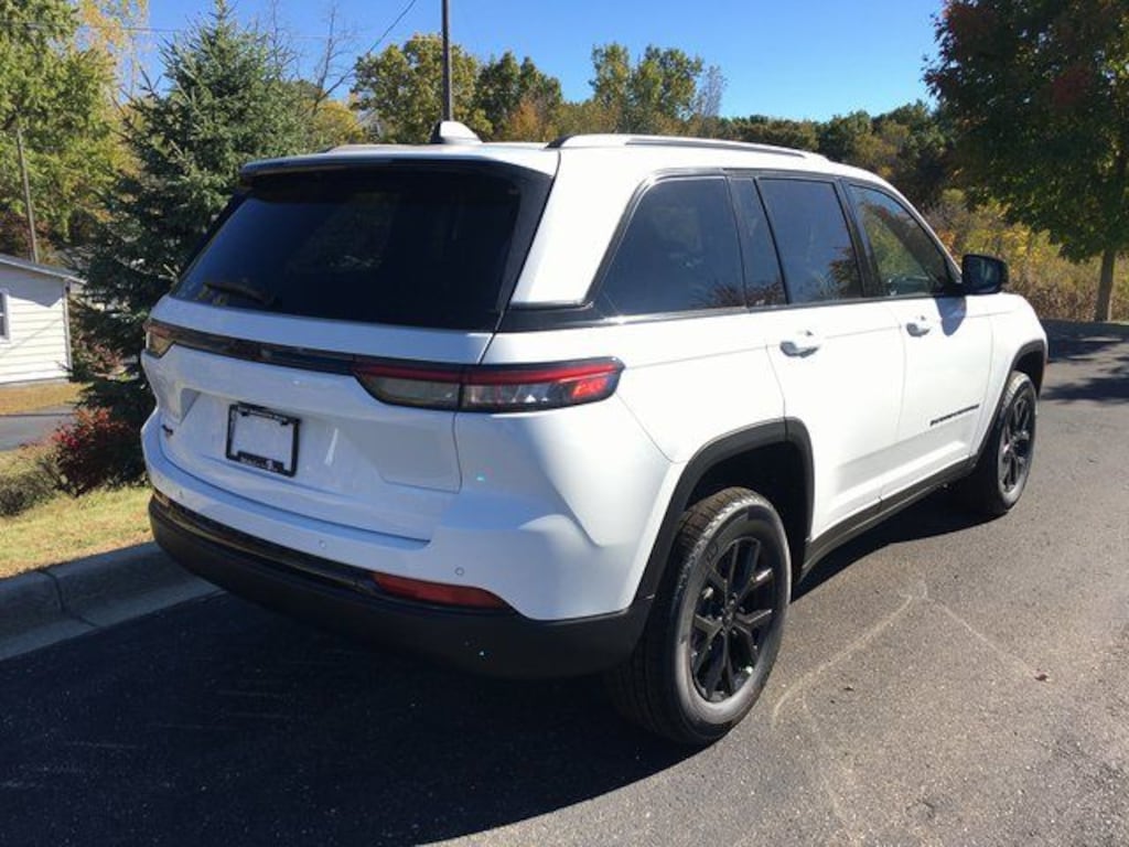 New 2025 Jeep Grand Cherokee Laredo SUV
