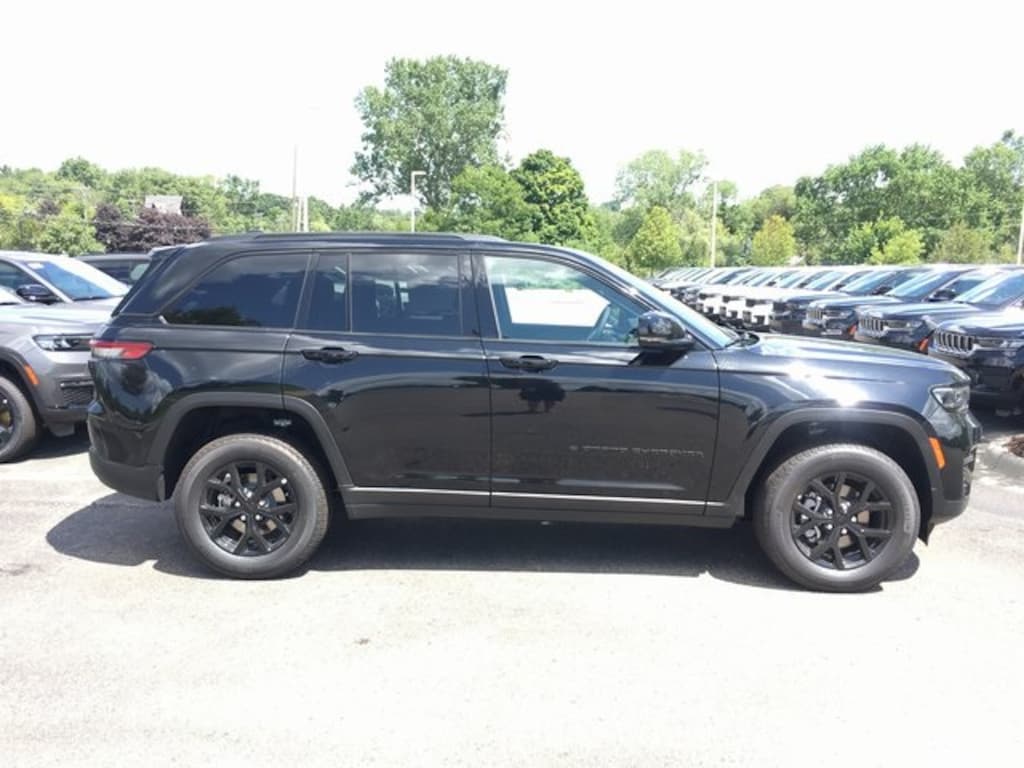 New 2025 Jeep Grand Cherokee Laredo SUV
