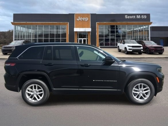 2023 Jeep Grand Cherokee Laredo photo 2