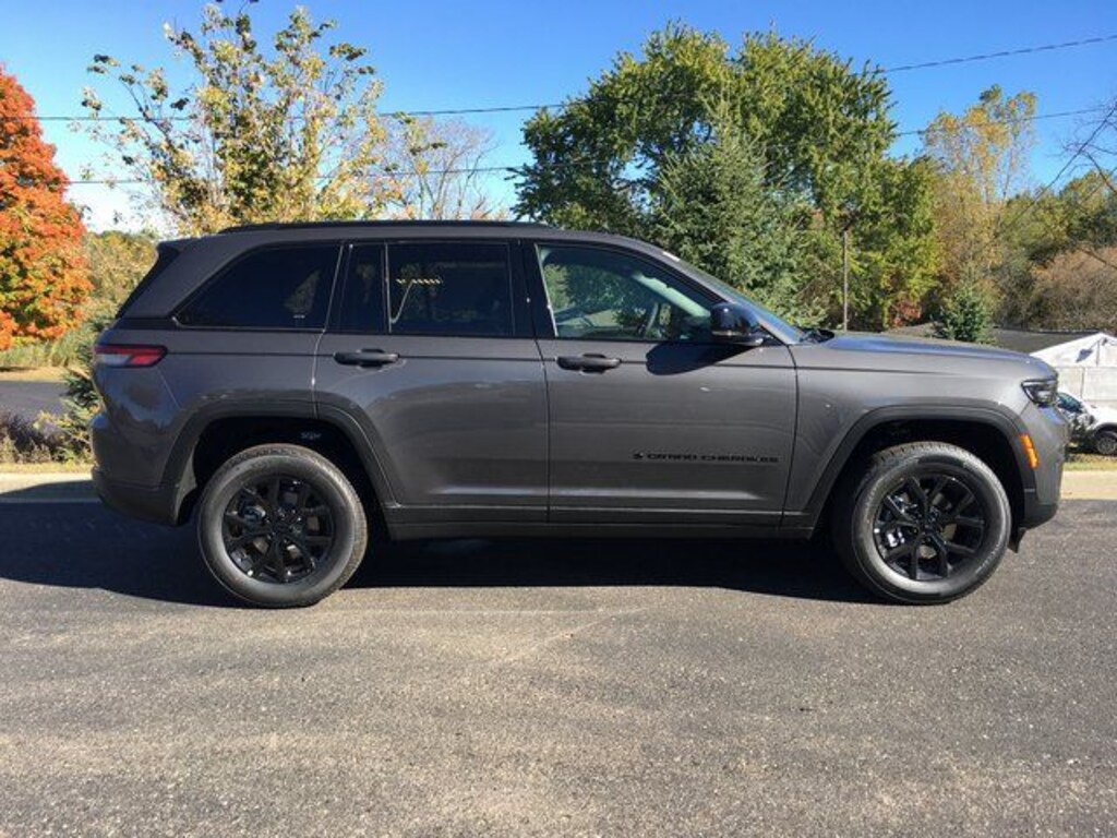New 2025 Jeep Grand Cherokee Laredo SUV