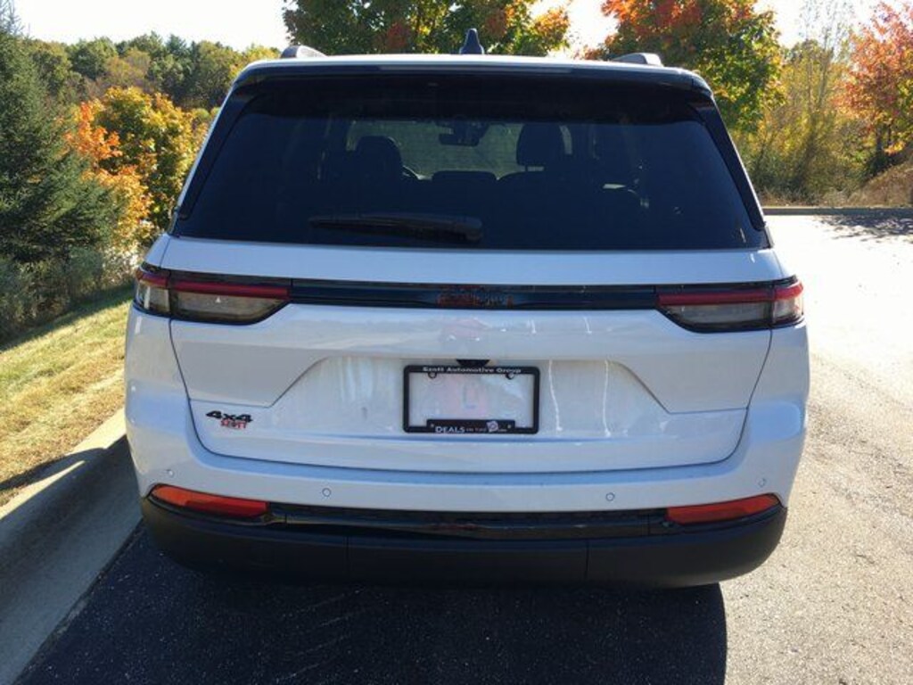 New 2025 Jeep Grand Cherokee Laredo SUV