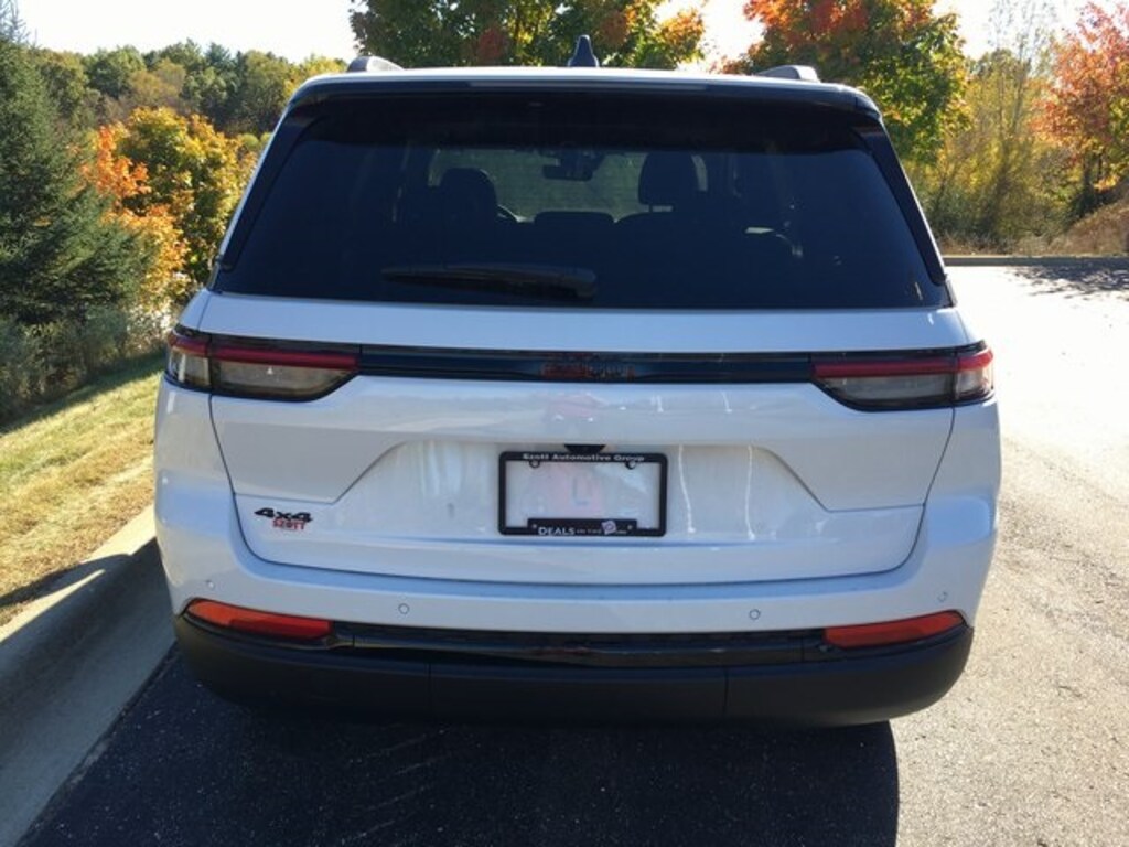 New 2025 Jeep Grand Cherokee Laredo SUV