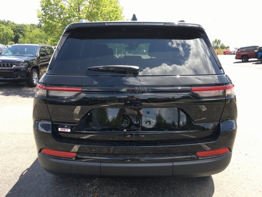 New 2025 Jeep Grand Cherokee Laredo SUV