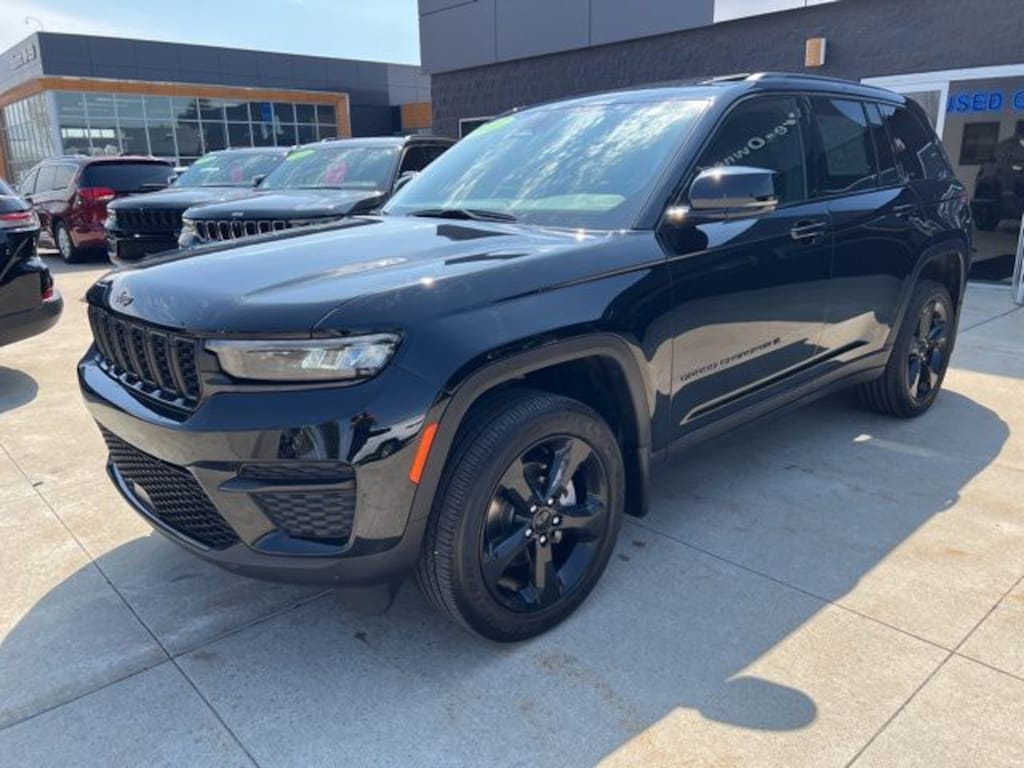 Certified 2025 Jeep Grand Cherokee Laredo SUV