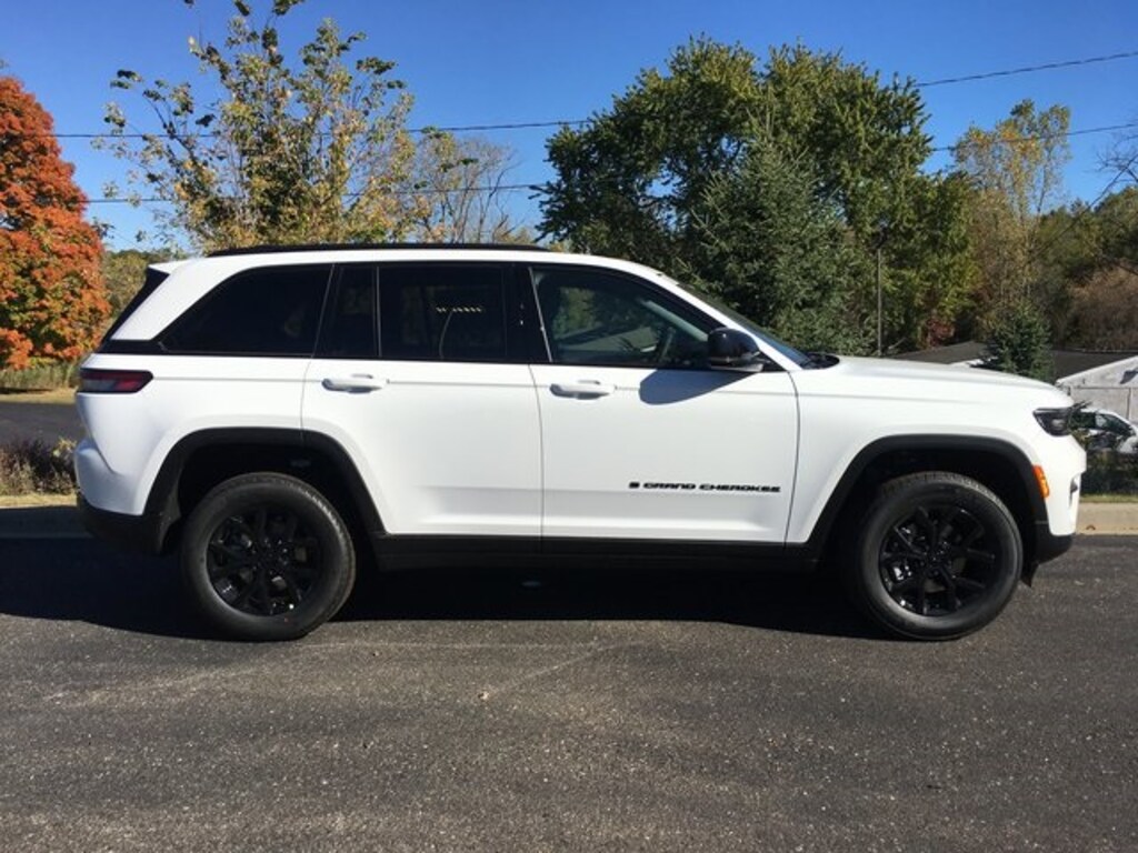 New 2025 Jeep Grand Cherokee Laredo SUV