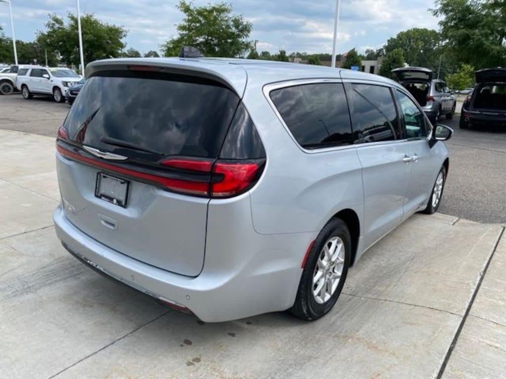 Used 2023 Chrysler Pacifica Touring L Van Passenger Van