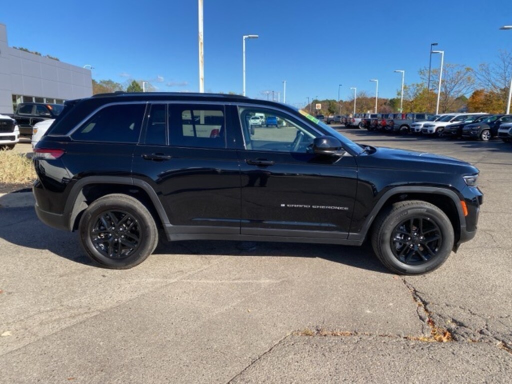Used 2023 Jeep Grand Cherokee Laredo SUV