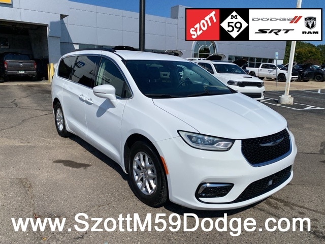 2022 Chrysler Pacifica Touring L's photo