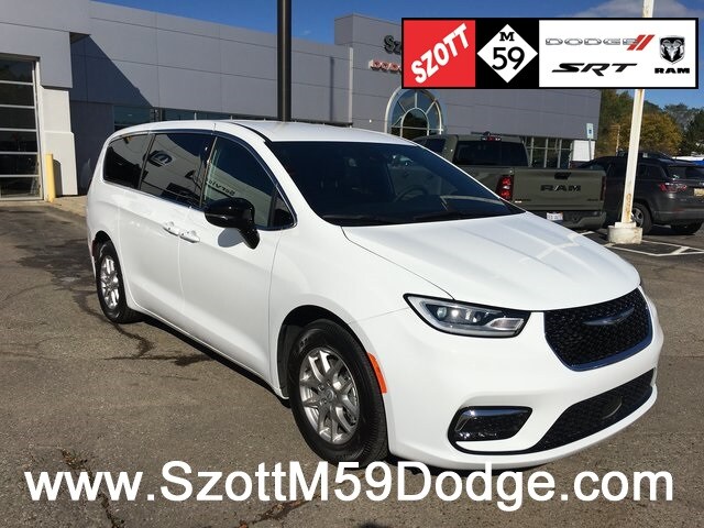 2025 Chrysler Pacifica Select's photo