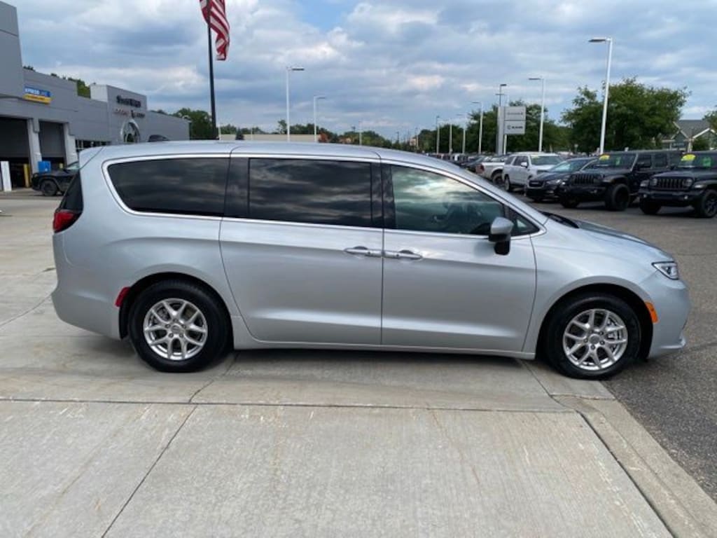 Used 2023 Chrysler Pacifica Touring L Van Passenger Van
