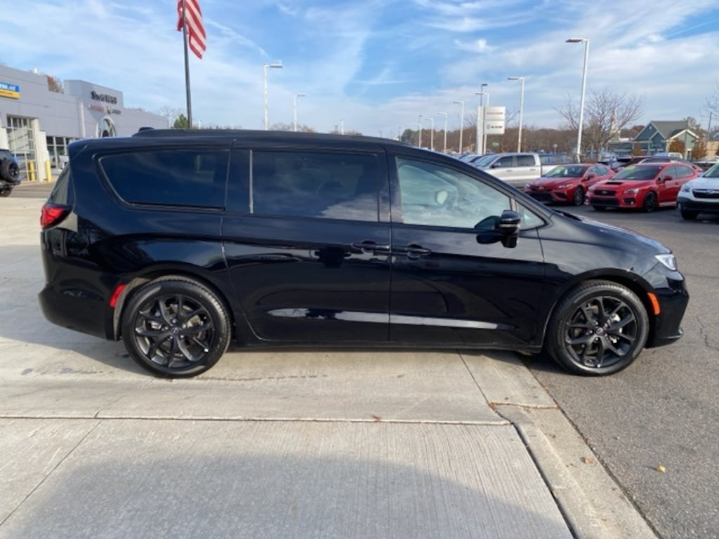 Used 2025 Chrysler Pacifica Limited Van Passenger Van