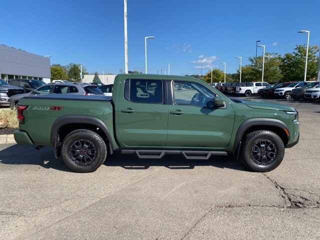 2022 Nissan Frontier PRO-4X photo 2