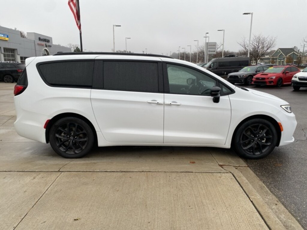 Used 2025 Chrysler Pacifica Limited Van Passenger Van
