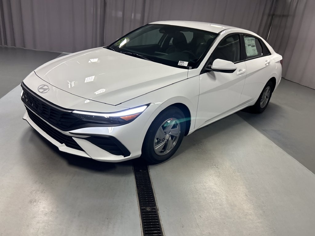 New 2026 Hyundai Elantra SE Sedan