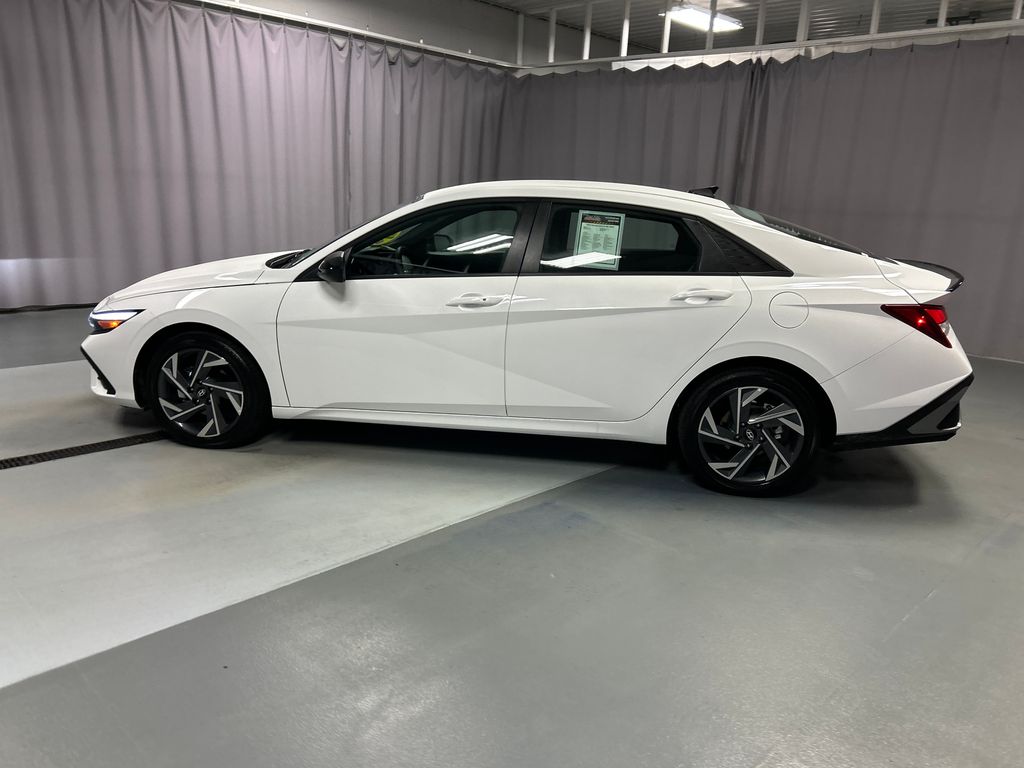 2025 Hyundai Elantra SEL Sport photo 4