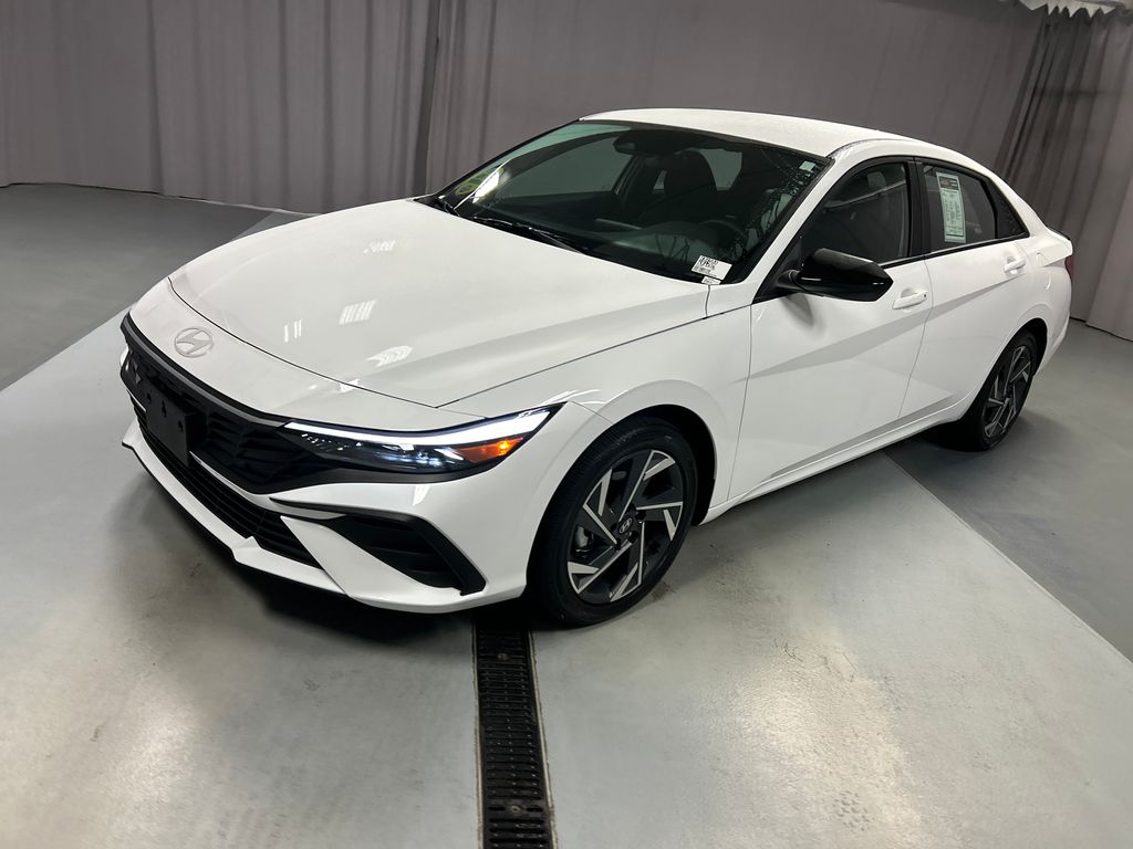 2025 Hyundai Elantra SEL Sport photo 3