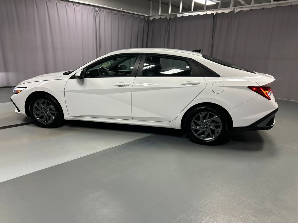 2024 Hyundai Elantra Hybrid Blue photo 4