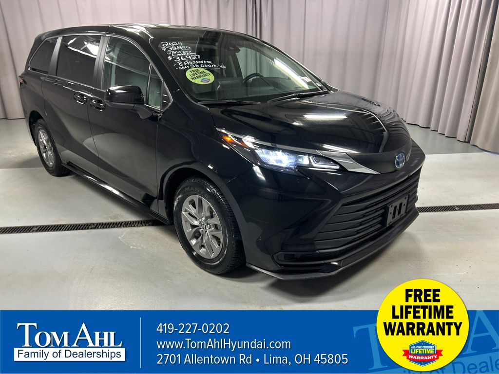 2024 Toyota Sienna LE's photo