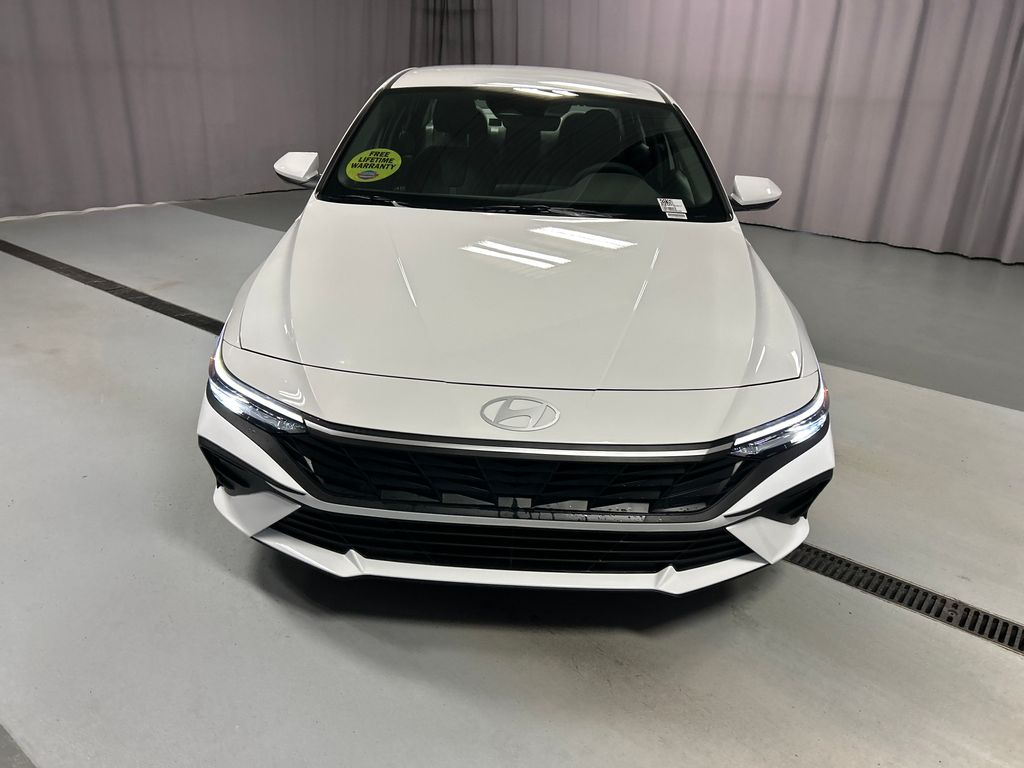 2025 Hyundai Elantra SE photo 2